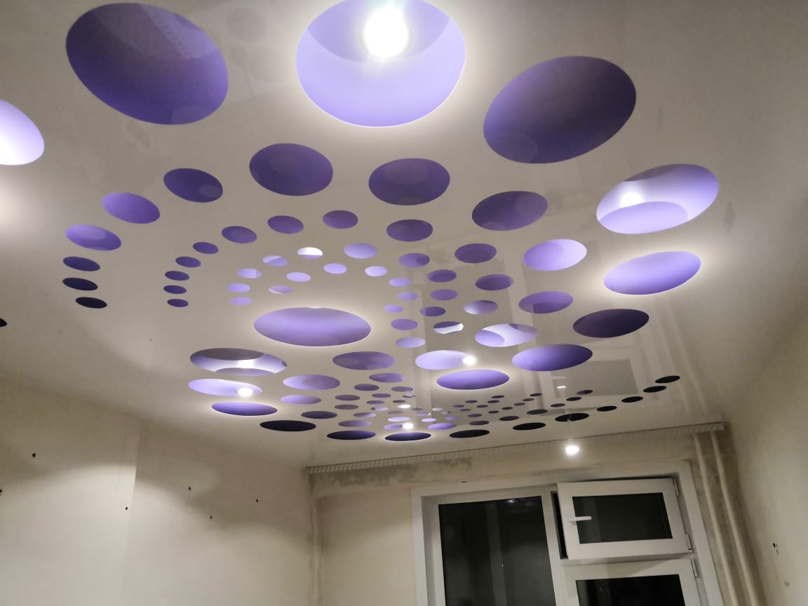 Перфорированный натяжной потолок в кухне 9,36 кв.м. со светильниками