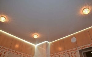 Натяжной потолок парящий глянцевый в ванной 3,3 м2
