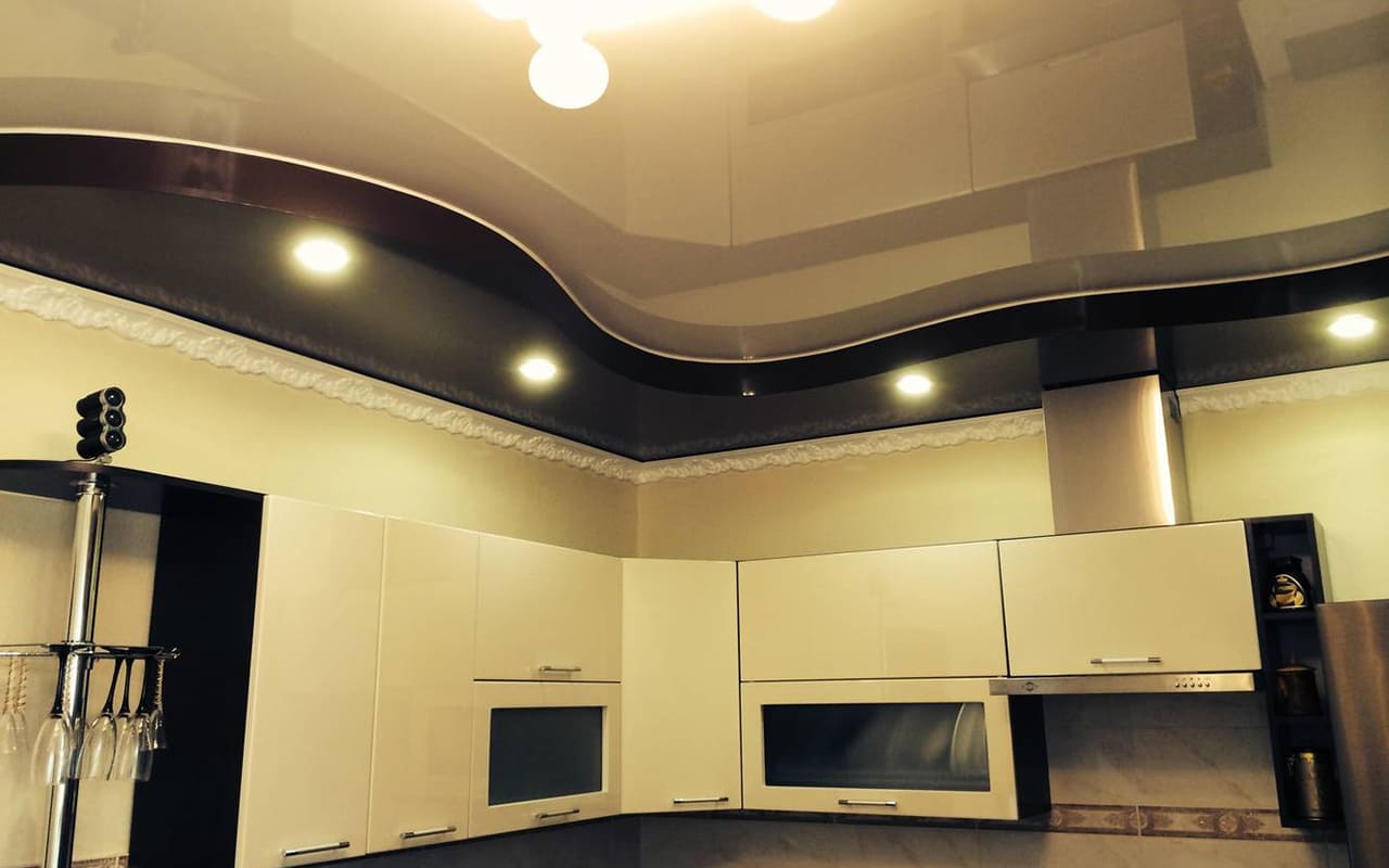 Двухуровневый натяжной потолок в кухне 12,8 кв.м. со светильниками