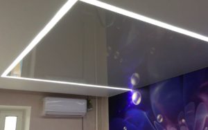 Натяжной потолок со световыми линиями в детской 16,2 м2