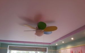 Натяжной потолок матовый цветной в детской 9,4 м2
