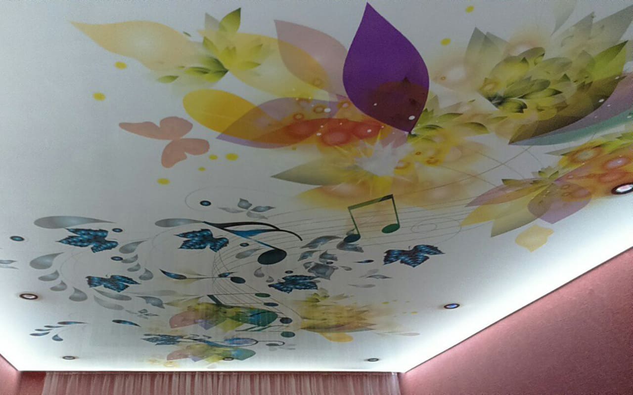 Натяжной потолок глянец белый в детской 14,8 м2 с фотопечатью и подсветкой
