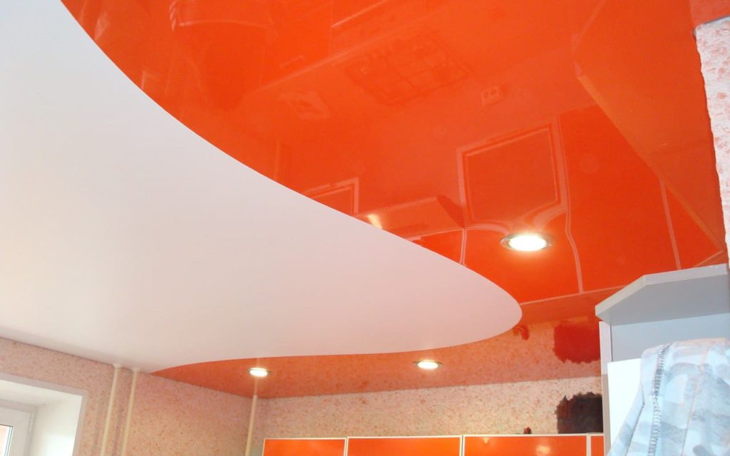 Натяжной потолок комбинированный спайкой 9,3 кв.м. на кухне