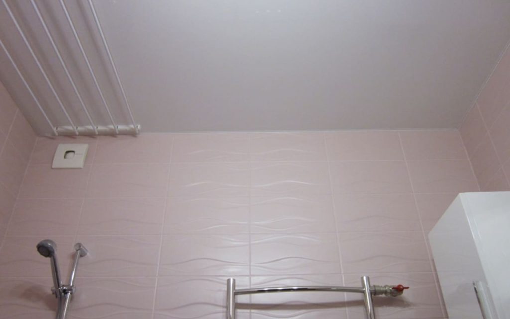 Натяжной потолок матовый в ванной 2,6 м2