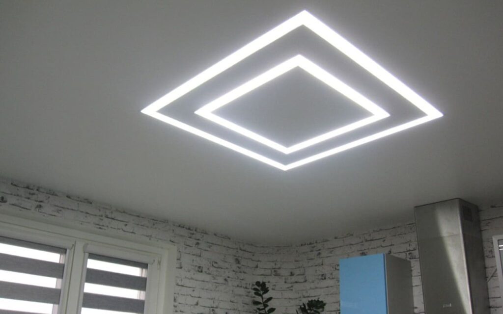 Натяжной потолок матовый со световыми линиями на кухне 12,4 м2