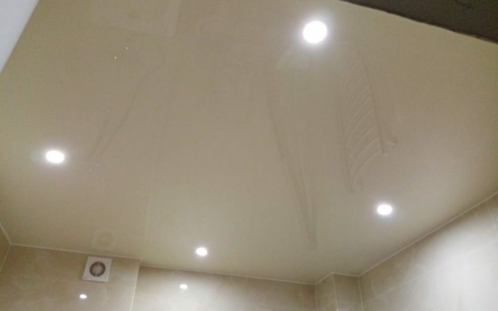Натяжной потолок в санузле 5,4 кв.м. со светильниками