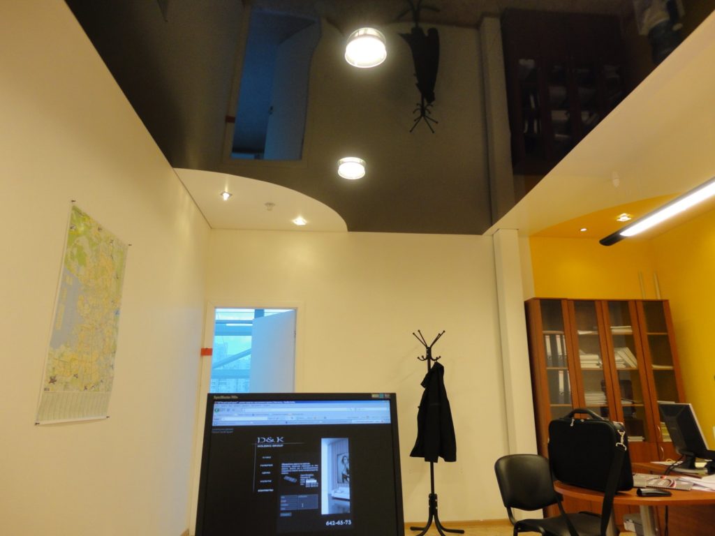 Натяжной потолок комбинированный спайкой в офисе 21,9 м2