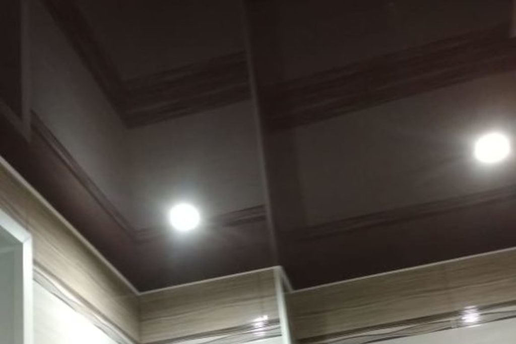 Натяжной потолок глянцевый в ванной 2,63 м2