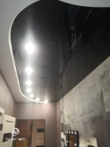 Черный натяжной потолок в коридоре