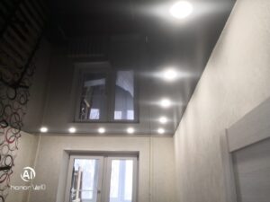 Черный натяжной потолок в гостиной