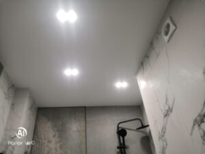Натяжной потолок с двойными светильниками в ванной комнате