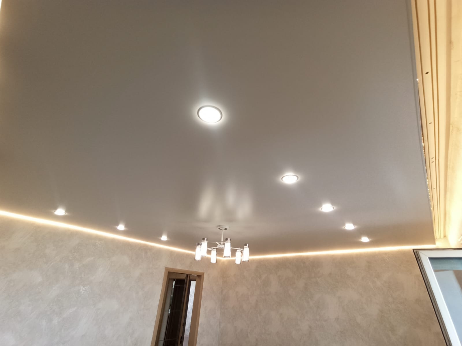 потолок с подсветкой по периметру и карнизом